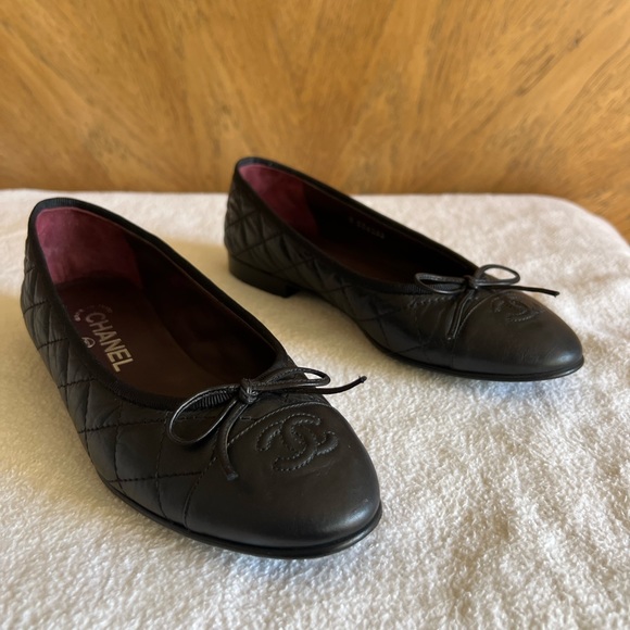 SOLD Already Authentic CHANEL BALLET FLATS
Aged Calfskin
Black
Size 7.5 US - Picture 11 of 15